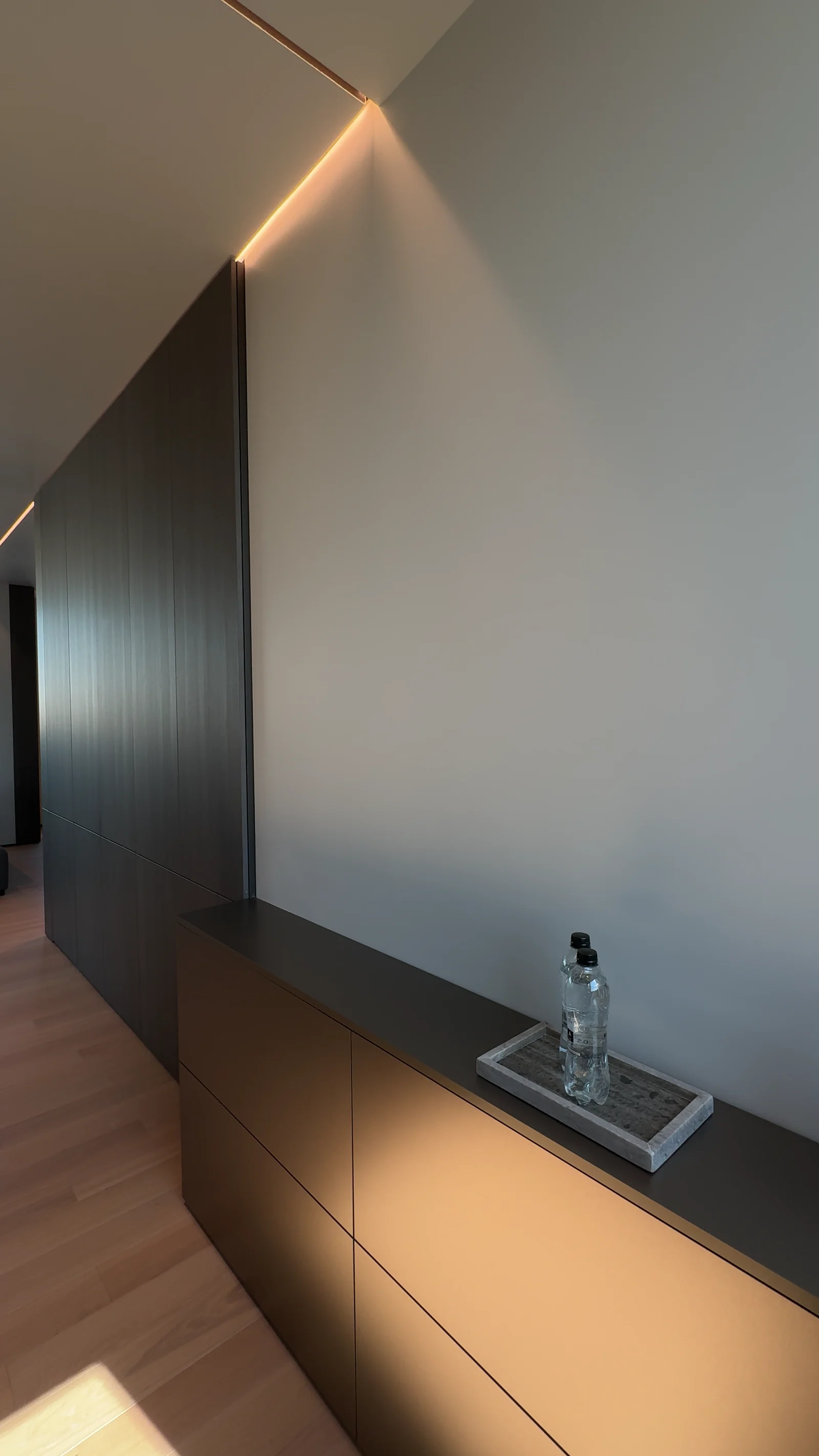 Comodă joasă și panouri din lemn până la tavan, realizate de Avanta într-un apartament
